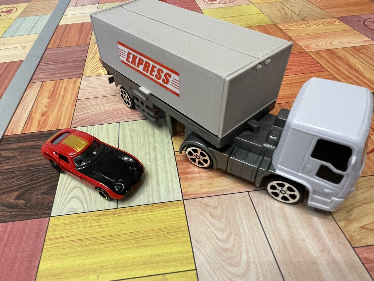 セリアの本体と荷台が別売りになってるトラック買った
200円でこの大きさで個人的には満足だけど、遊んでるとすぐ取れてしまって子供がめちゃくちゃキレるからガムテで穴塞いだ https://t.co/eb8cadaMjv