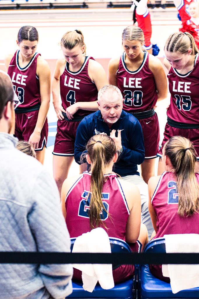 LeeUWBB's tweet photo. Finished Conference 12-0 on the road. #FiredUp🔥 https://t.co/7xYpFFD9mW