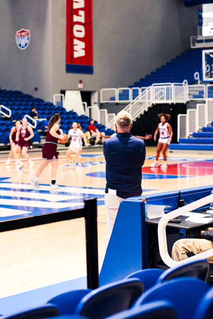 LeeUWBB's tweet photo. Finished Conference 12-0 on the road. #FiredUp🔥 https://t.co/7xYpFFD9mW