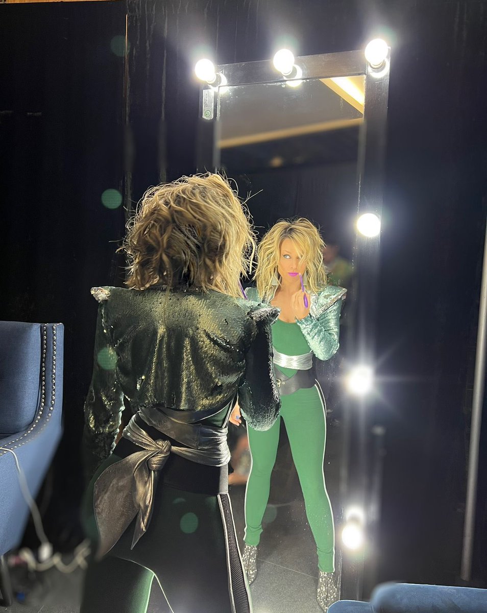 officialfey's tweet photo. Estoy lista para ustedes … 🎤⚡️💥 https://t.co/CBSb6Akkct