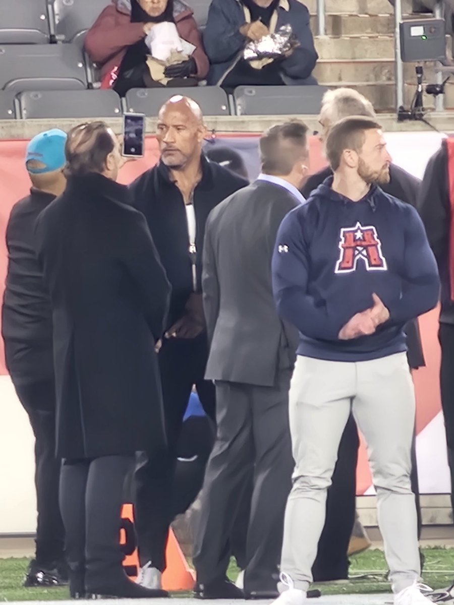 KMundoB's tweet image. @TheRock is here @XFLRoughnecks game! @rodryanshow @AlexJMiddleton #FieldExperience