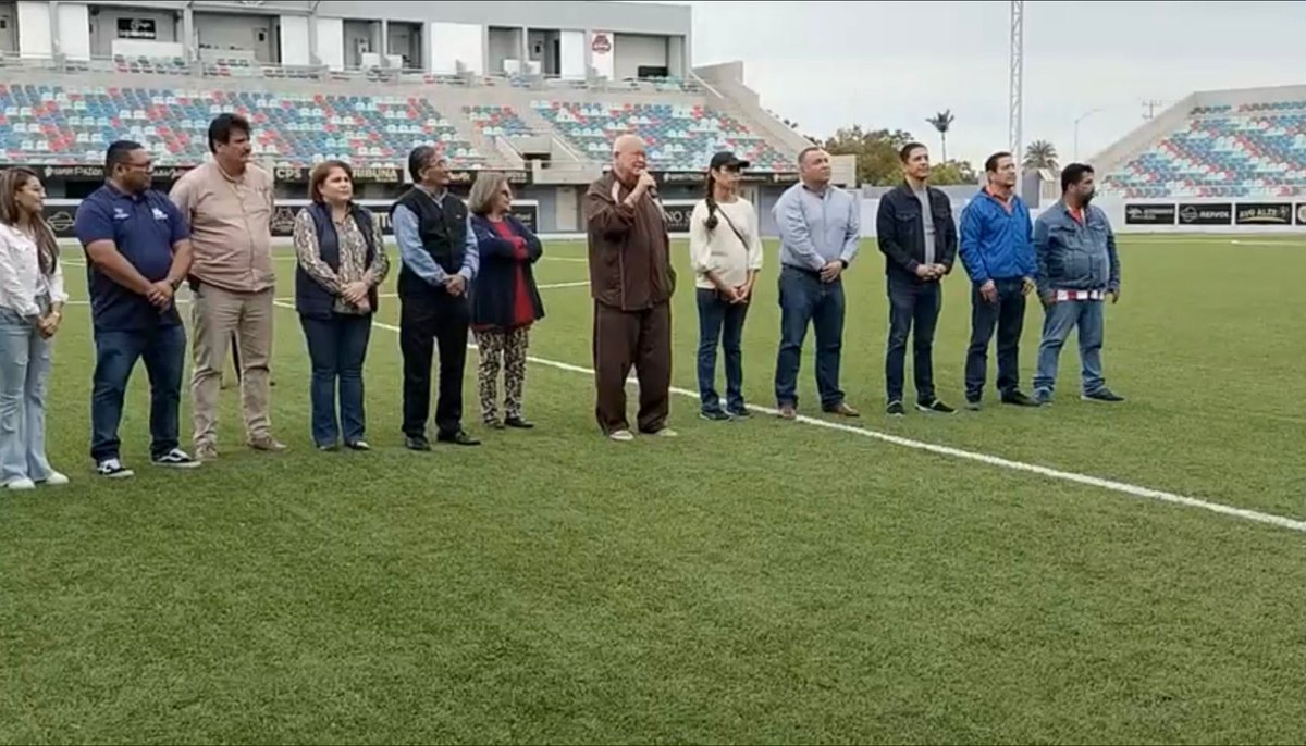 VictorCastroCos's tweet photo. Acudimos a la premiación del Torneo #Interprepas en el estadio Guaycura en La Paz, junto a autoridades educativas y sindicales. Felicidades a los equipos ganadores: 🥉CBTIS 230, 🥈Cobach 11 y 🥇Cobach 01.
1/2 https://t.co/bQQpT5Fis6