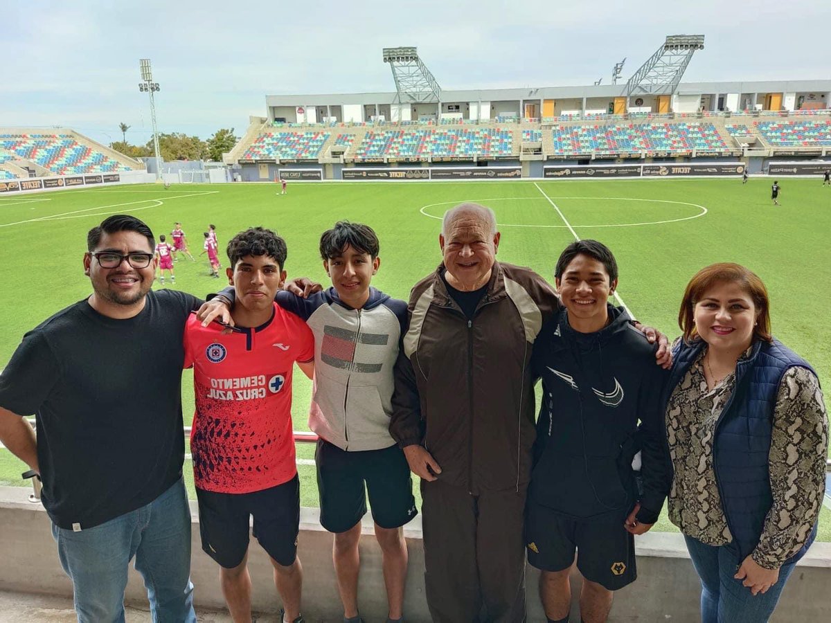 VictorCastroCos's tweet photo. Acudimos a la premiación del Torneo #Interprepas en el estadio Guaycura en La Paz, junto a autoridades educativas y sindicales. Felicidades a los equipos ganadores: 🥉CBTIS 230, 🥈Cobach 11 y 🥇Cobach 01.
1/2 https://t.co/bQQpT5Fis6