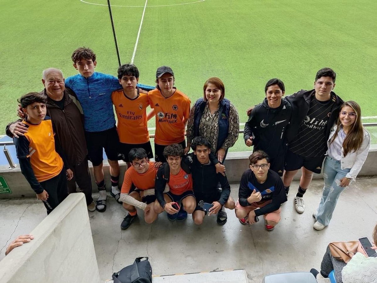 GobBCS's tweet photo. 📱🔍 #Infórmate | El gobernador del estado de #BCS, @VictorCastroCos , acudió a la premiación del Torneo #Interprepas en el estadio Guaycura en La Paz, acompañado de Patricia López Navarro, presidenta honoraria del @SEDIF_BCS ;
1/2 https://t.co/ryY9C0tsT1