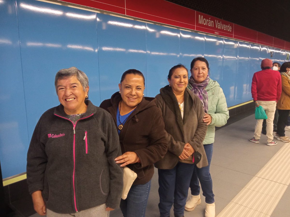 MetrodeQuito's tweet photo. #Ahora | #AlCentroEnMetro 🎊Vivamos juntos la fiesta 🥁de carnaval en familia. 👨🏻🧒🏻👩🏻🦱
Música, arte, cultura y negocios activos en el #CentroDeQuito 🎷💵
#ElMetroTeConecta con quienes amas,💓 https://t.co/jgyWsqiqpa