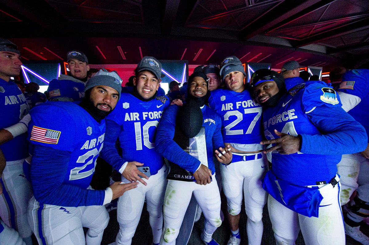 CoachWhit_UW's tweet photo. 🚨ALL 2024 RECRUITS🚨 If you want to be recruited by the Commander in Chief and Armed Forces Bowl Champions… then fill out the following questionnaire. #BoltBrotherhood  #FlyFightWin ⚡️🏆💍⚡️                                                           https://t.co/SIinbzvMji https://t.co/J7nxXk4Idj