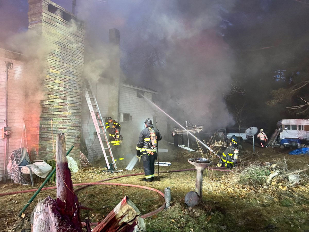 IaffNh's tweet photo. Salem NH Bluff Street Structure approx 1720hrs tonight.  Happy everyone made it out and our members stayed safe.  Our thoughts are with those displaced.  #salemnh #iaff2892 #structurefire https://t.co/tpVeSB4KtC