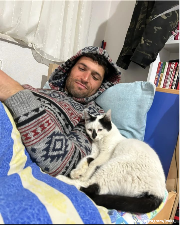 Goodable's tweet photo. Update:

The firefighter adopted him and named him Enkaz.

It means "rubble."

(📸: IG/jcaks_1) https://t.co/CpdaoJhBmO