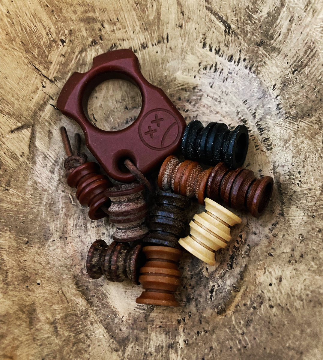 KevinCo55931013's tweet photo. Saturday’s things-
#afrankartanonymous
#afkheavymetals
#afk #lowpro #micarta
#scoopyloops #beadlife
#beadsofig #knifejewelry https://t.co/uUNh5v3Dun