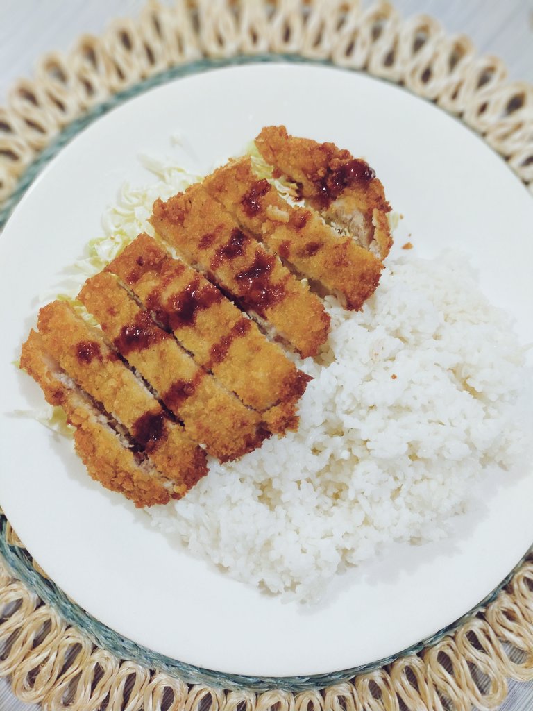 acarbernales's tweet photo. Pork Tonkatsu! 💚🥩

#sunday #porktonkatsu #pork #food  #foodphotography #mamaandjan https://t.co/HRvgTxZIsR