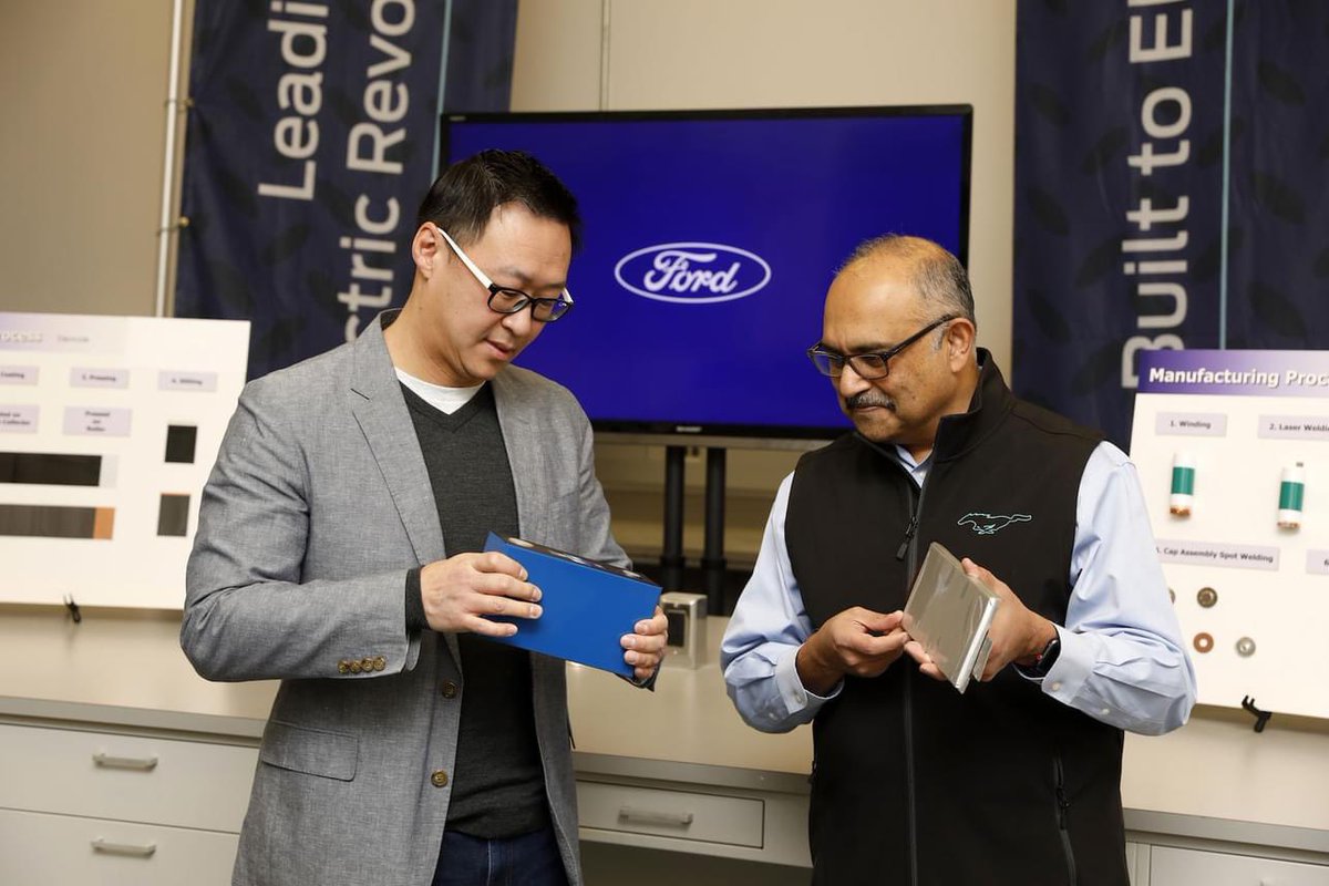 Ford anuncia nueva planta de baterías y es el primer fabricante de autos en construir baterías NCM y LFP en los EEUU

Más en...
automaniapr.com/2023/02/14/for…

#Ford #ev #autoselectricos #electricvehicles #electriccars #bev #NCMbattery #LFPbattery #MustangMachE #F150Lightning #BlueOval