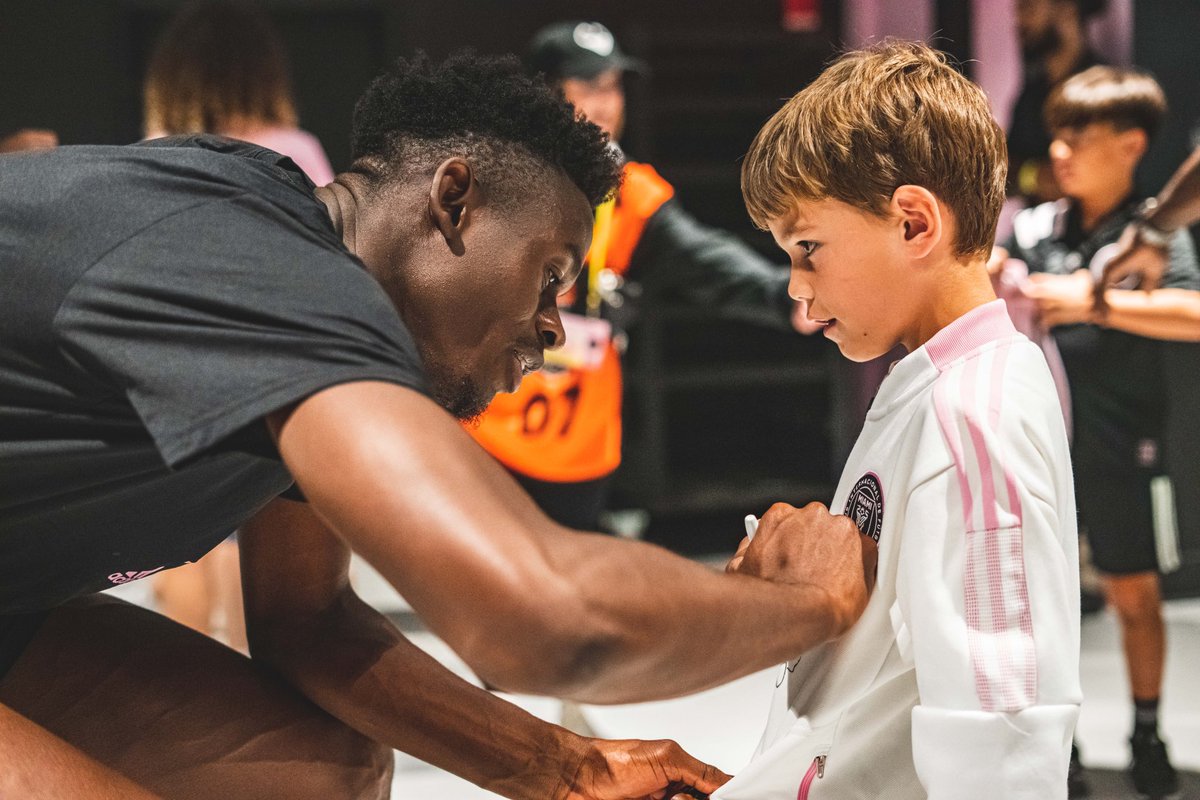 InterMiamiCF's tweet photo. Special way to wrap up our preseason with a meet and greet with our Season Ticket Members 💗🖤 https://t.co/oWbOeCAQfA