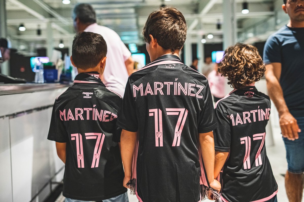 InterMiamiCF's tweet photo. Special way to wrap up our preseason with a meet and greet with our Season Ticket Members 💗🖤 https://t.co/oWbOeCAQfA