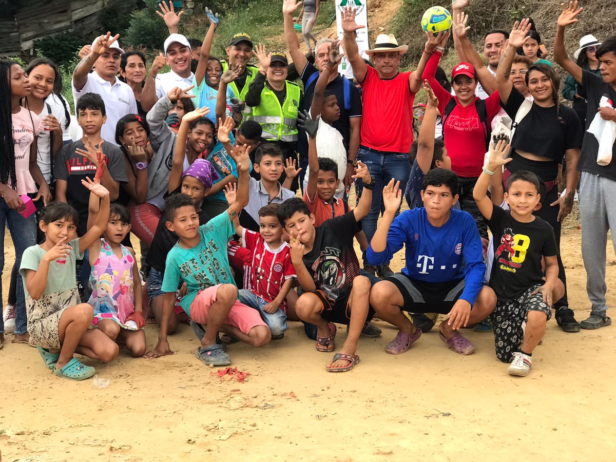 Hoy estuvimos como @ICBFColombia junto a la @PoliciaCucuta implementando la campaña #OJOSENTODASPARTES con la cual de manera articulada, se busca prevenir la explotación sexual comercial de niña, niños, adolescentes y jóvenes.