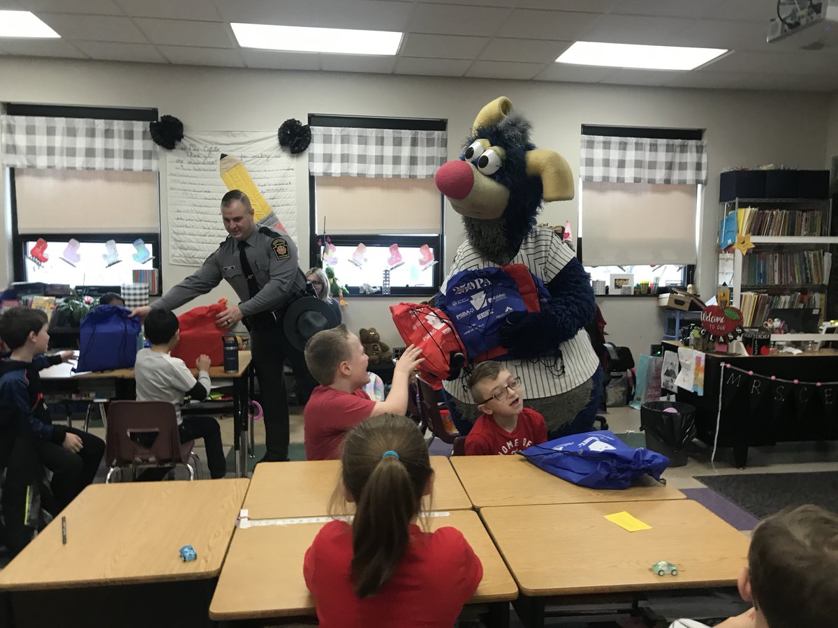 CHAMP handed out @America250_PA bags to students at Wyoming Area Primary Center as part of the #KeystoneClassroomInitiative! 📚🖍️ A special thanks to Troop R Dunmore Recruiter Nick Lakkis for escorting CHAMP.

➡️ To book a CHAMP appearance, please visit: atmilb.com/3Kj7BYr