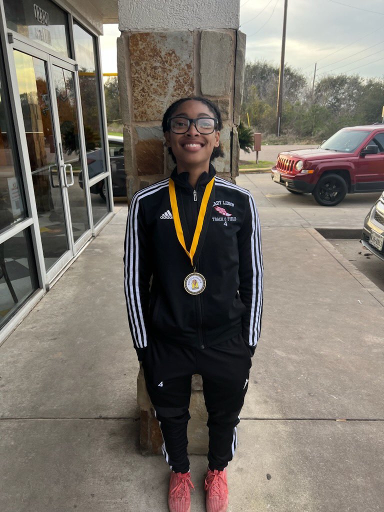 Congratulations to Senior Jasmine Williams on winning GOLD in the 800 Meters at the Buffalo Relays‼️