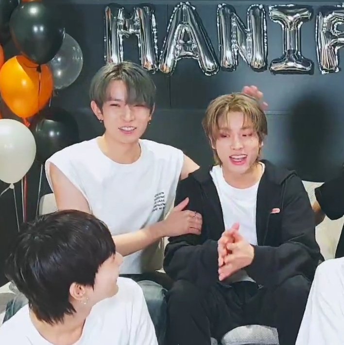 heej6ke's tweet photo. good morning, heejake size difference nation! https://t.co/NbVZ2GsTwh