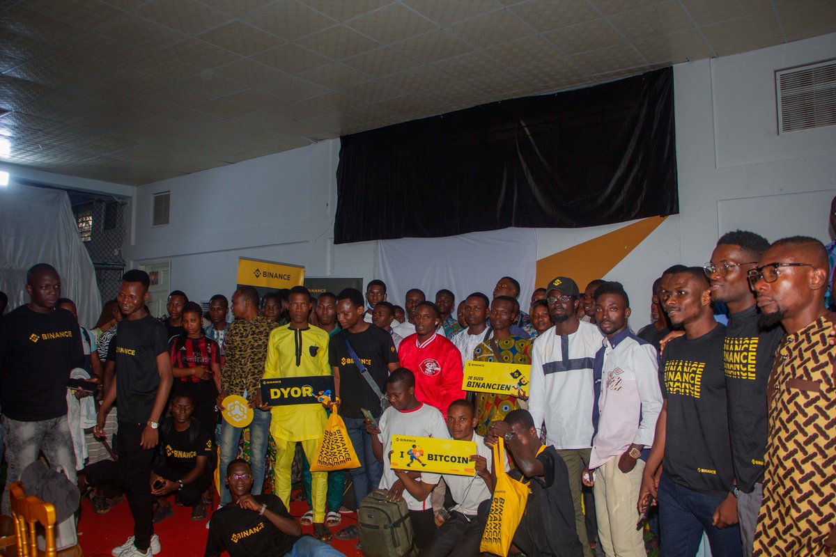 bigonsys's tweet photo. Dans un climat d'incertitudes, de peur et d'abstention, nous avons su faire passer un message. Faire comprendre l'utilité des cryptos et la blockchain pour lever l'équivoque. Merci à @binanceafrique.
#BinanceMeetupTourBenin
#BinanceMeetupTour https://t.co/v7BiV2VTfk