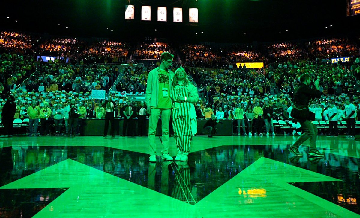 Michigan basketball recognizes Michigan State University and the three Spartans lost with the MSU Shadows and a moment of silence ahead of their match up at Crisler Arena 📸 @thesnews