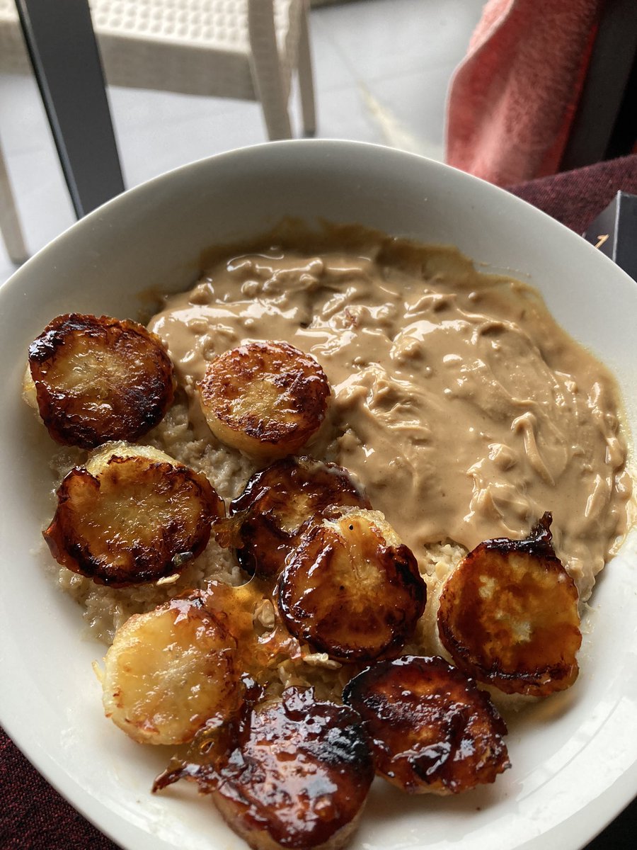 TomesReader's tweet image. Caramelita bananas with peanut butter. Oats before the weekend lectures leave me all tired and hangry #Oatnotes #Oatgloats