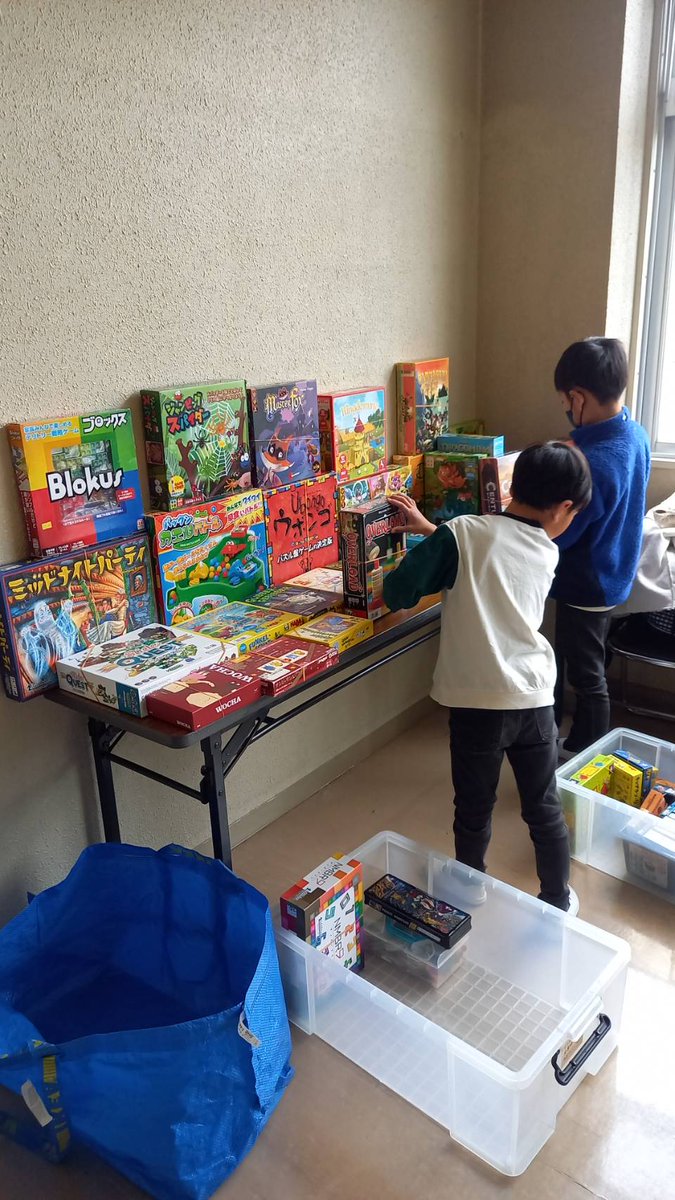 katoken06's tweet photo. 近所の家族集めてボードゲーム会。
初めての主催であたふた、でも凄く心満たされました。大人10人、子供11人。
賑やかで楽しかったです。
いつものボードゲーム会を開いてくださる方々ありがとうございます。細々と布教活動頑張ります。いいねください。 https://t.co/rYeQlO9Mwn