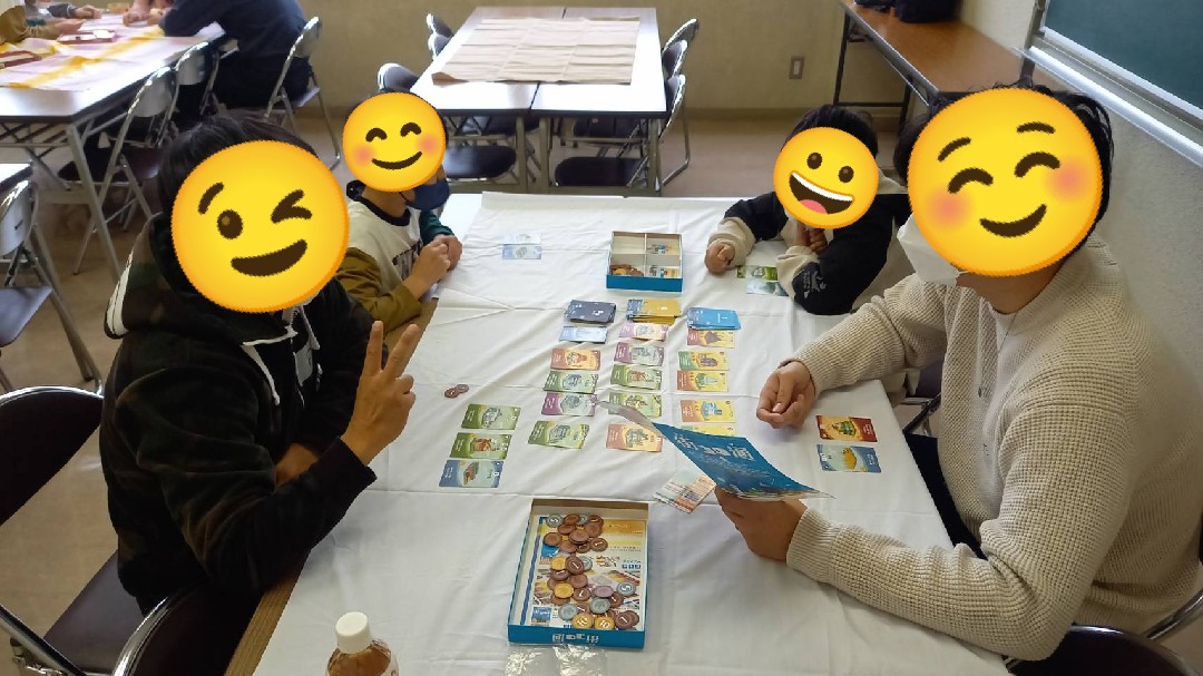 katoken06's tweet photo. 近所の家族集めてボードゲーム会。
初めての主催であたふた、でも凄く心満たされました。大人10人、子供11人。
賑やかで楽しかったです。
いつものボードゲーム会を開いてくださる方々ありがとうございます。細々と布教活動頑張ります。いいねください。 https://t.co/rYeQlO9Mwn