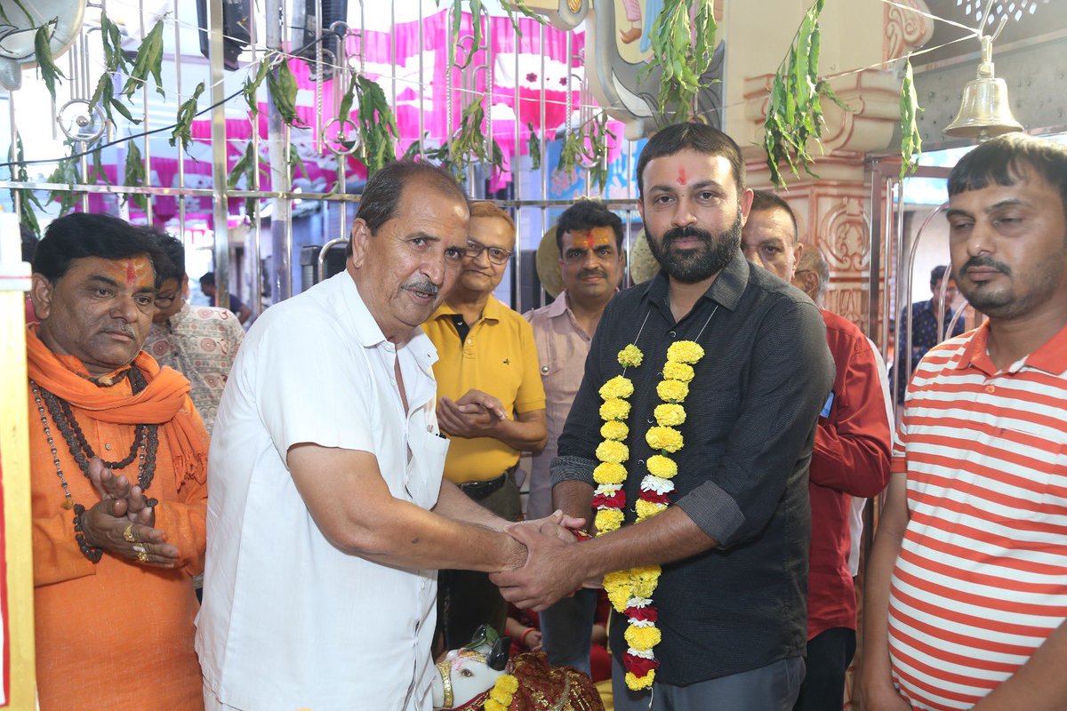 જય રામનાથ મહાદેવ,

જેતપુર શહેરના ખોડપરા વિસ્તારમા શ્રી રામનાથ મહાદેવ મંદિરે “લઘુરૂદ્ર હોમાત્મક મહાયજ્ઞ”ના પાવન પ્રસંગે ઉપસ્થીત રહીને ભગવાન શિવજીના દર્શન કરવાનો લ્હાવો લીધો.