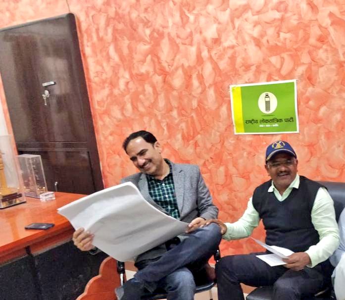 Priyanka_Sikar's tweet photo. @meelrajaram जी
हनुमान बेनीवाल जी और नारायण बेनीवाल जी  अलग अलग हो चुके हैं।
एक घर मे नही रहते,घर मे 2 फाड़ है इसलिए आपको दोनों को अलग अलग निमंत्रण देना चाहिए था।
उनके अन्य भाइयों को भी अलग से निमंत्रण दिया जाना चाहिए,बहनों को भी अलग से
#जाट_महाकुंभ_में_चलो 
@hanumanbeniwal https://t.co/qCSqOAFtgb