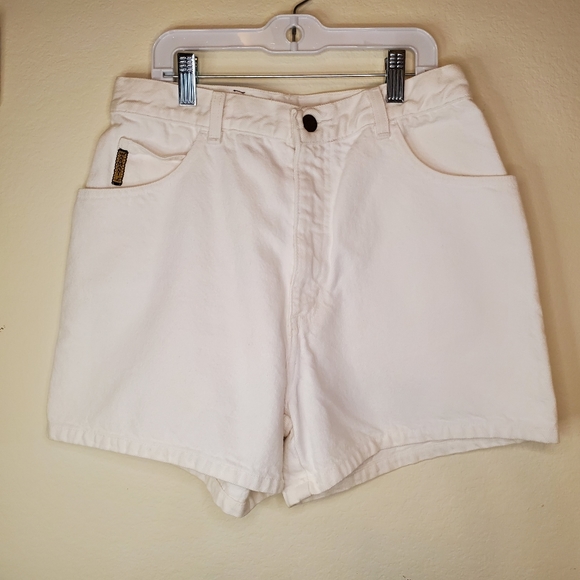 designers4acure's tweet photo. So good I had to share! Check out all the items I'm loving on @Poshmarkapp from @rejiggerbirds @PlatformResale #poshmark #fashion #style #shopmycloset #anneklein #terramina #armanijeans: https://t.co/Y686Kdk5m0 https://t.co/vDg1uvBprP