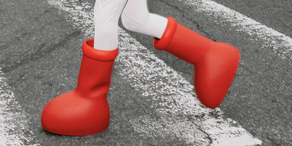 aphexsis's tweet photo. this scene but in these boots https://t.co/W006Enbcpf