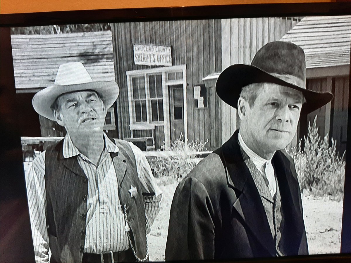 DrFusel's tweet image. #Partnerin liegt noch im #Bett, also #Pott #Kaffee und #Rawhide, #TausendMeilenStaub, Episode #WortewieKugeln gucken.- Die Cowboys schießen auf eine #Kirchenglocke, das erzürnt diese beiden Männer (siehe Foto).