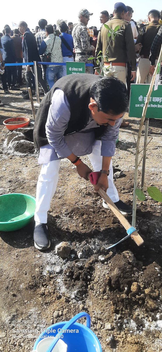 SureshDhakadR's tweet photo. पर्यावरण संरक्षण के लिए दृढ़ संकल्पित मुख्यमंत्री श्री @ChouhanShivraj जी के प्रतिदिन पौधारोपण के अभियान #OnePlantADay के सफलतम दो वर्ष पूर्ण होने पर आज भोपाल में श्री रामवन में पौधारोपण किया।
 
#GreenMPwithShivraj https://t.co/nDZF2O4AlP