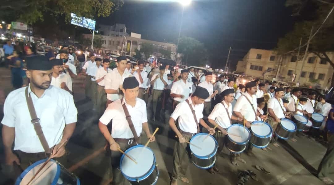 Harisha_Mysuru's tweet photo. ಶಿವರಾತ್ರಿಯ ಪ್ರಯುಕ್ತ ಮೈಸೂರು ಮಹಾನಗರ ರಾಷ್ಟ್ರೀಯ ಸ್ವಯಂಸೇವಕ ಸಂಘ, ಅನೇಕ ಶಿವನ ದೇವಾಲಯಗಳ ಮುಂದೆ ಘೋಷ್ ವಾದ್ಯಗಳನ್ನು ನುಡಿಸಲಾಯಿತು.
#ಮೈಸೂರು
#musuru
#MahaShivaratri
#MahaShivaratri2023 https://t.co/FwFNNq24aJ