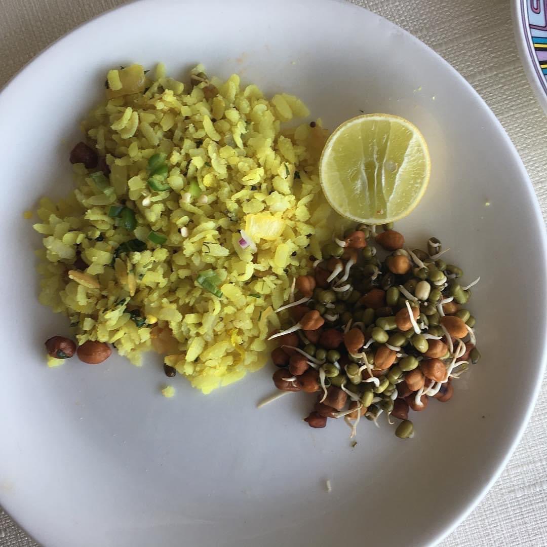 kavitadevgan's tweet image. Poha with an extra sprinkling of thinly cut green chilies, paired with a serving of kala channa and moong dal sprouts...😊
👉goes without saying that it is an extremely healthy &amp;amp; balanced #breakfast

Anyone else loves this combination 🤔

#perfectcombination 
#perfectbreakfast