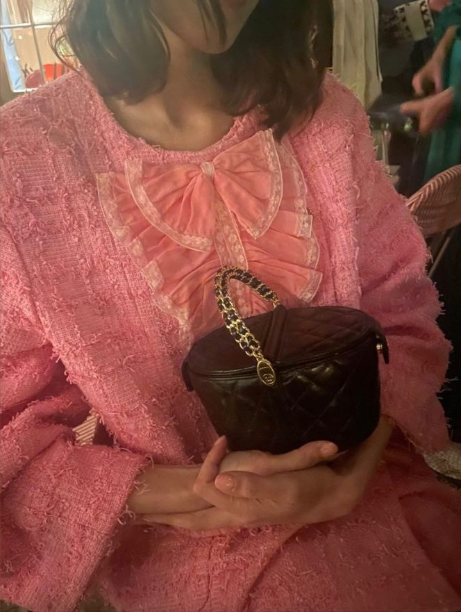 daily alexa chung on Twitter: "Alexa Chung wears Chanel to the Charles