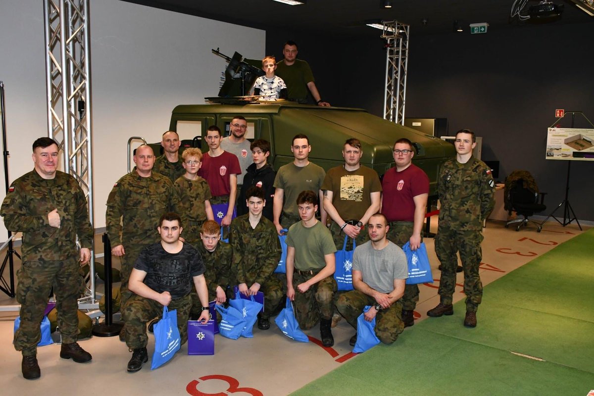 12Dywizja's tweet image. Współpraca cywilno-wojskowa👏 
👉koszary #1Lbz/#7BOW odwiedzili harcerze z 1 SDH Delta im 1 SBS  z Hufiec ZHP Szczecinek im. chor. Zdzisława Pilawy i uczestniczyli w szkoleniu zorganizowanym przez żołnierzy batalionu.

📸:1Lbz