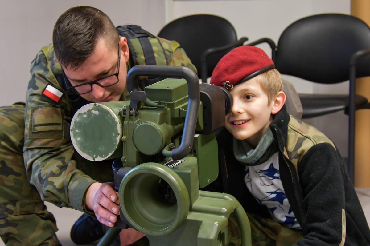 12Dywizja's tweet image. Współpraca cywilno-wojskowa👏 
👉koszary #1Lbz/#7BOW odwiedzili harcerze z 1 SDH Delta im 1 SBS  z Hufiec ZHP Szczecinek im. chor. Zdzisława Pilawy i uczestniczyli w szkoleniu zorganizowanym przez żołnierzy batalionu.

📸:1Lbz