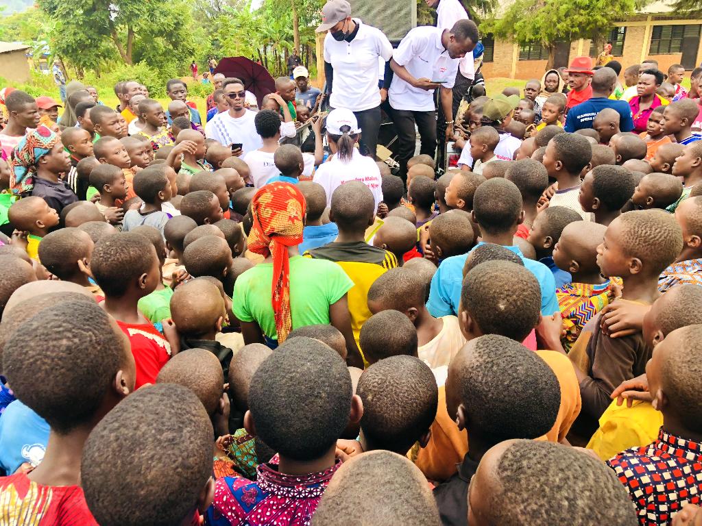 medsar_rwanda's tweet photo. This marks our second day of the anti-malaria campaign in Gisagara. We gathered more than 2,000 citizens to raise their awareness on #Malaria and its prevention.
Thanks to our partners @RBCRwanda, @InterfaithRda,@GisagaraDistr, and @RPSARwanda.

#ZeroMalaria
#Randura https://t.co/a4Xgv1ckUB