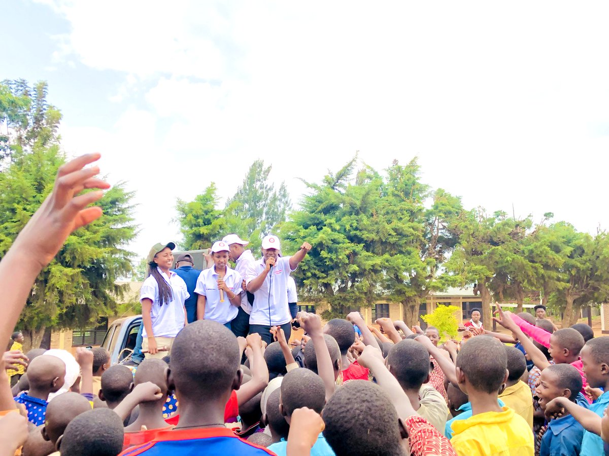 medsar_rwanda's tweet photo. This marks our second day of the anti-malaria campaign in Gisagara. We gathered more than 2,000 citizens to raise their awareness on #Malaria and its prevention.
Thanks to our partners @RBCRwanda, @InterfaithRda,@GisagaraDistr, and @RPSARwanda.

#ZeroMalaria
#Randura https://t.co/a4Xgv1ckUB