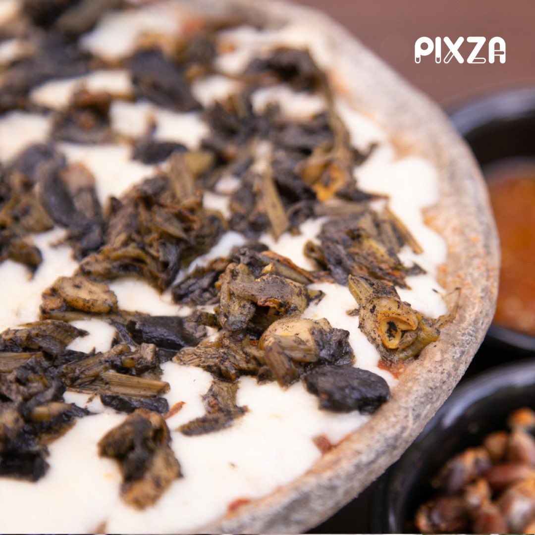 pixzamx's tweet photo. Flor de calabaza con huitlacoche, nuestra pixza Ray 🤤. Además de que es DE-LI-CIO-SA , las ventas de este sabor son para apoyar a Max a lograr su objetivo del Horno Social 🙌 que es continuar sus estudios y arreglar su dentadura. ¡Échale la mano! #comidaconcausa #crowdfunding https://t.co/XOQLJn6IRD