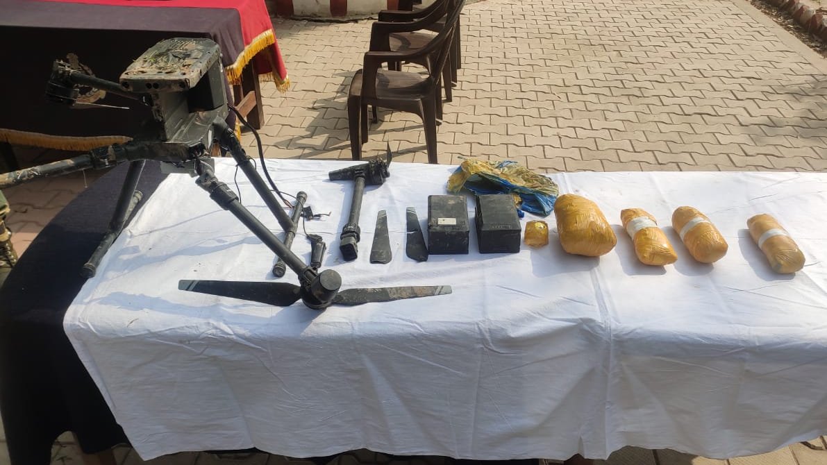 BSF_Punjab's tweet photo. 19th Feb' 2023

Alert #BSF troops @BSF_Punjab Frontier recovered a Quadcopter DJI Matrice 300RTK (Made in China) &amp;4 pkts (Wt-appx 2.730 kg) suspected to be #Heroin ahead of border fence near Vill-Ghaniake, Distt- #Gurdaspur.

Another smuggling attempt with drone foiled.

#JaiHind https://t.co/m8xJyWbxBK