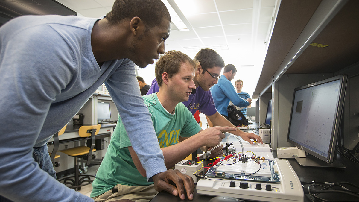 EastCarolina's tweet photo. #PirateProgram Spotlight: #ECU’s Department of Engineering readies #Pirates to solve environmental and human health challenges.

The program features:
→ Six undergrad concentrations👩‍💻
→ Research programs🔬
→ Scholarship opportunities💰

Learn more ➡️  https://t.co/RuQQbhaQun https://t.co/u3hHfXylU8