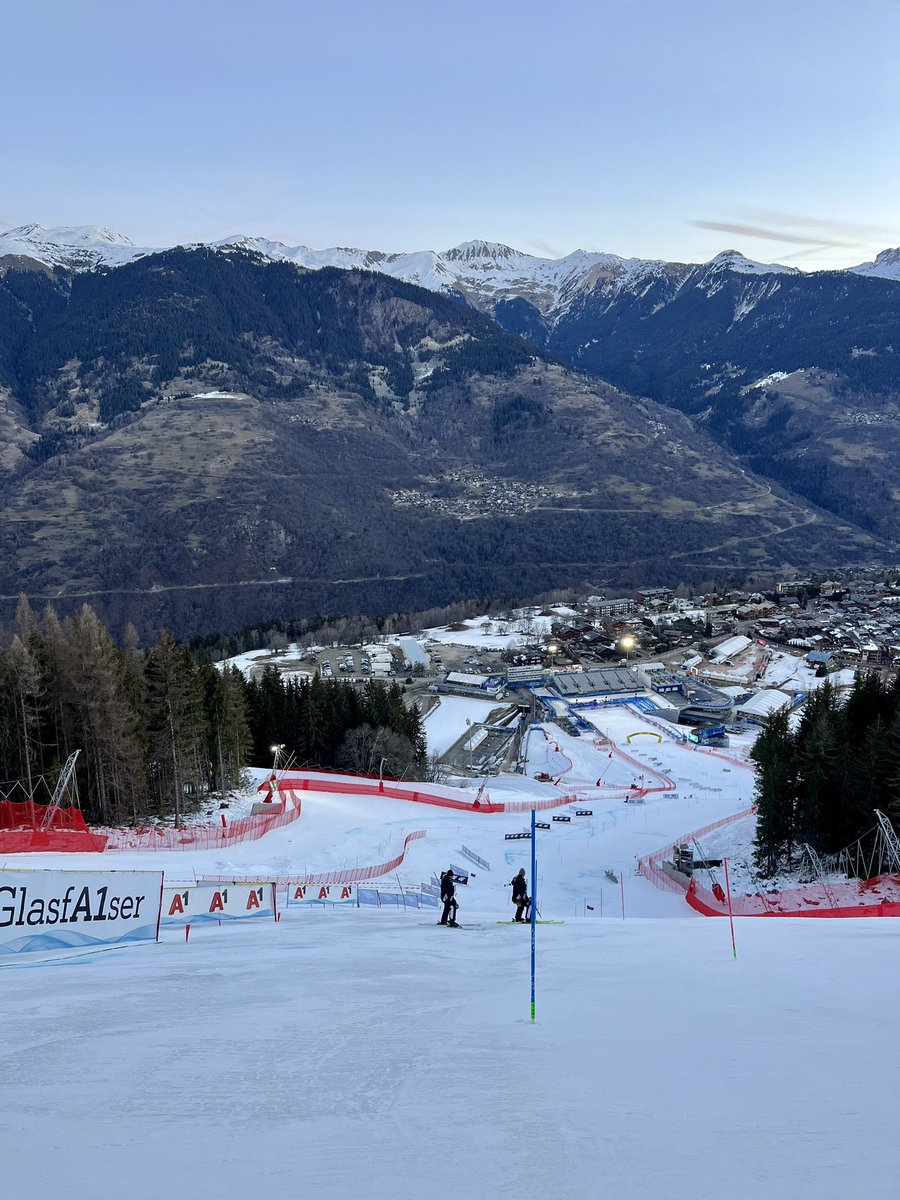 1️⃣0️⃣0️⃣ athletes at the start, 5️⃣8️⃣ nations and 2️⃣ runs at the end of which 1️⃣ athlete will be crowned 2023 Slalom World Champion 🥇 Who will it be? Don't miss the last day of the World Championships in @CM_2023 💙🤍❤️ 1st run at 10.00 2nd run at 13.30 #fisalpine