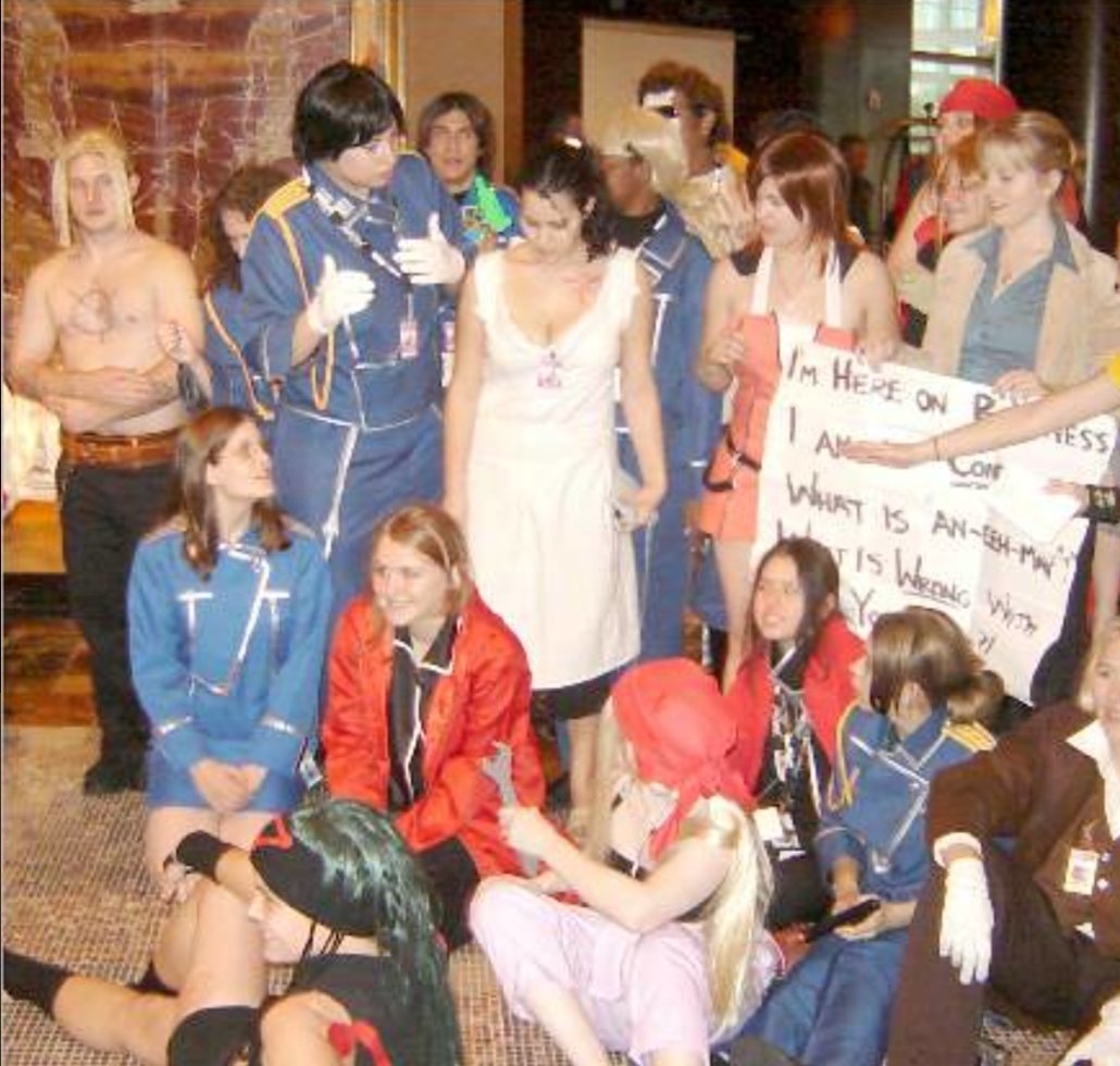 MxMarsCapone's tweet photo. Digging through the depths of the internet and found photos of my very first convention cosplay... from 16 years ago. 😭💙😭
#SuchBaby #VeryWow #DidMyBest #Cosplay #Baby #FMA #FullMetalAlchemist #Izumi #IzumiCurtis https://t.co/46RPOuUWew