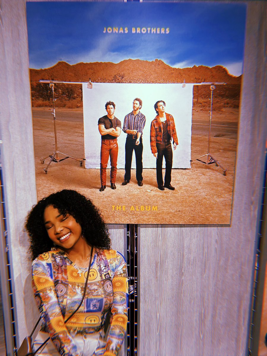 jazlynrich's tweet photo. THANK YOU! ✨ @jonasbrothers the new album so far is *chefs kiss* - can’t wait to hear the rest! 👏🏽🦋 this experience was amazing! 

@joejonas 
@nickjonas 
@kevinjonas 
@FlyOverLasVegas https://t.co/zEOC6K4EFa