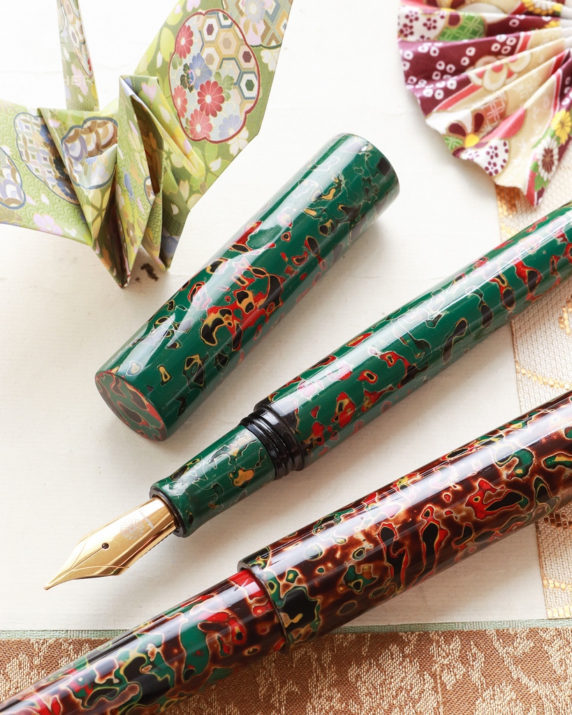 Wancher_Global's tweet photo. Tsugaru-Nuri is a sophisticated technique that takes months complete, resulting in a uniquely charming design with an unusual finish.
https://t.co/lxfiNhQAjd
_
#wancher #wancherpen #fountainpen #wancherfountainpen #tsugarunuri #万年筆 #urushipen #japanesepen #art #fpaddicts https://t.co/obbCW1CoWI