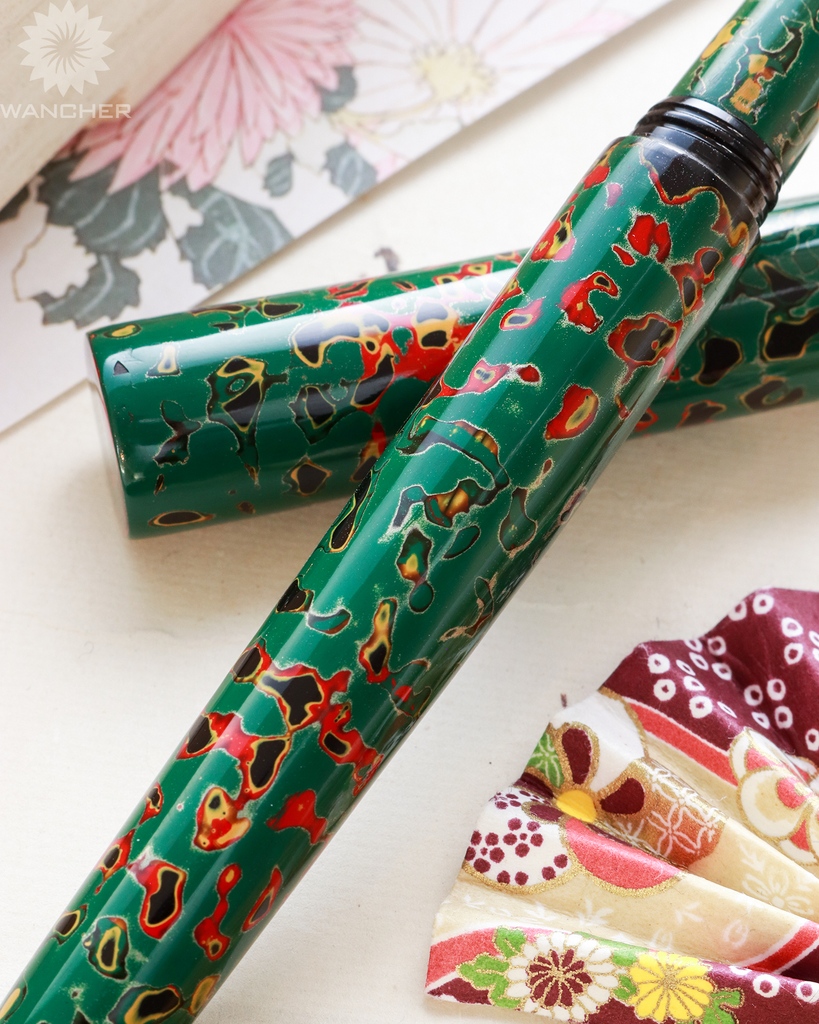 Wancher_Global's tweet photo. Tsugaru-Nuri is a sophisticated technique that takes months complete, resulting in a uniquely charming design with an unusual finish.
https://t.co/lxfiNhQAjd
_
#wancher #wancherpen #fountainpen #wancherfountainpen #tsugarunuri #万年筆 #urushipen #japanesepen #art #fpaddicts https://t.co/obbCW1CoWI