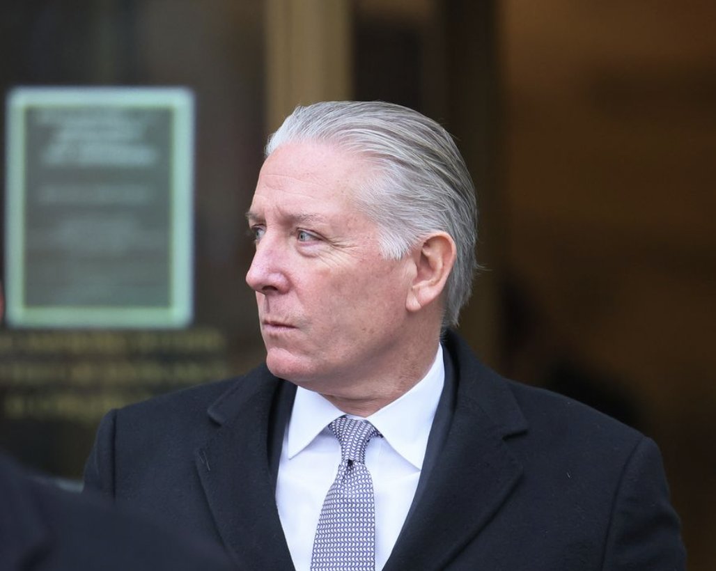 1/ THREAD: Body Language Analysis No. 4670: Charles McGonigal, FBI's former NYC Counterintelligence Chief as he arrives and departs at Federal Court  #EmotionalIntelligence #BodyLanguage #BodyLanguageExpert #CharlesMcGonigal #McGonigal