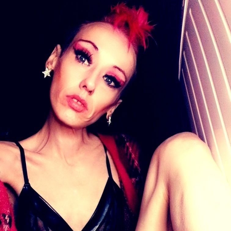 JamieGibsonStar's tweet photo. Which hairstyle do you like ON ME best?? #1.  Blondish Bob #2. Purple long angled bob 3. Layered flipping out 4. (Natural hair) my mohawk https://t.co/esG1vPVxtu