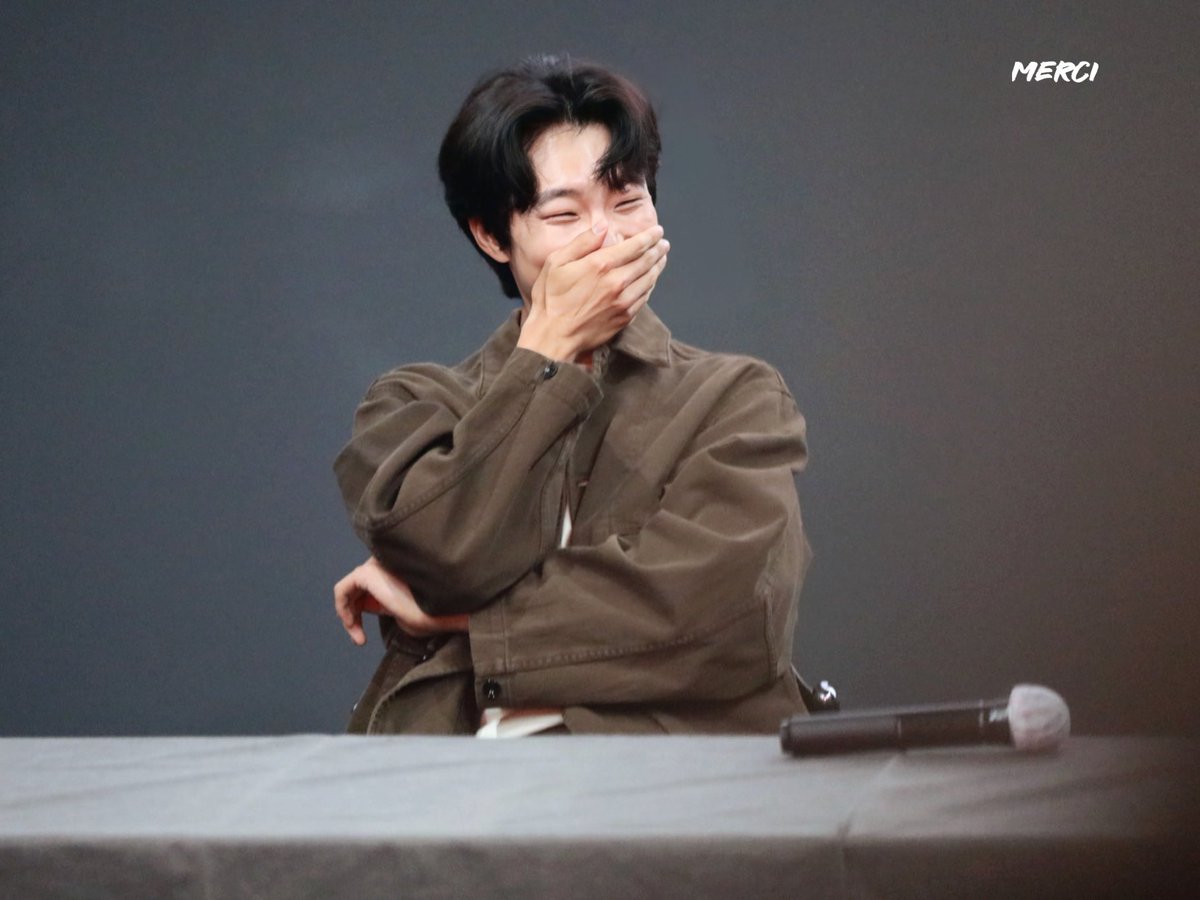 230218 어쩌면 우린 헤어졌는지 모른다 GV

이렇게 소녀처럼 웃는거 반칙이에요 😭
#류준열